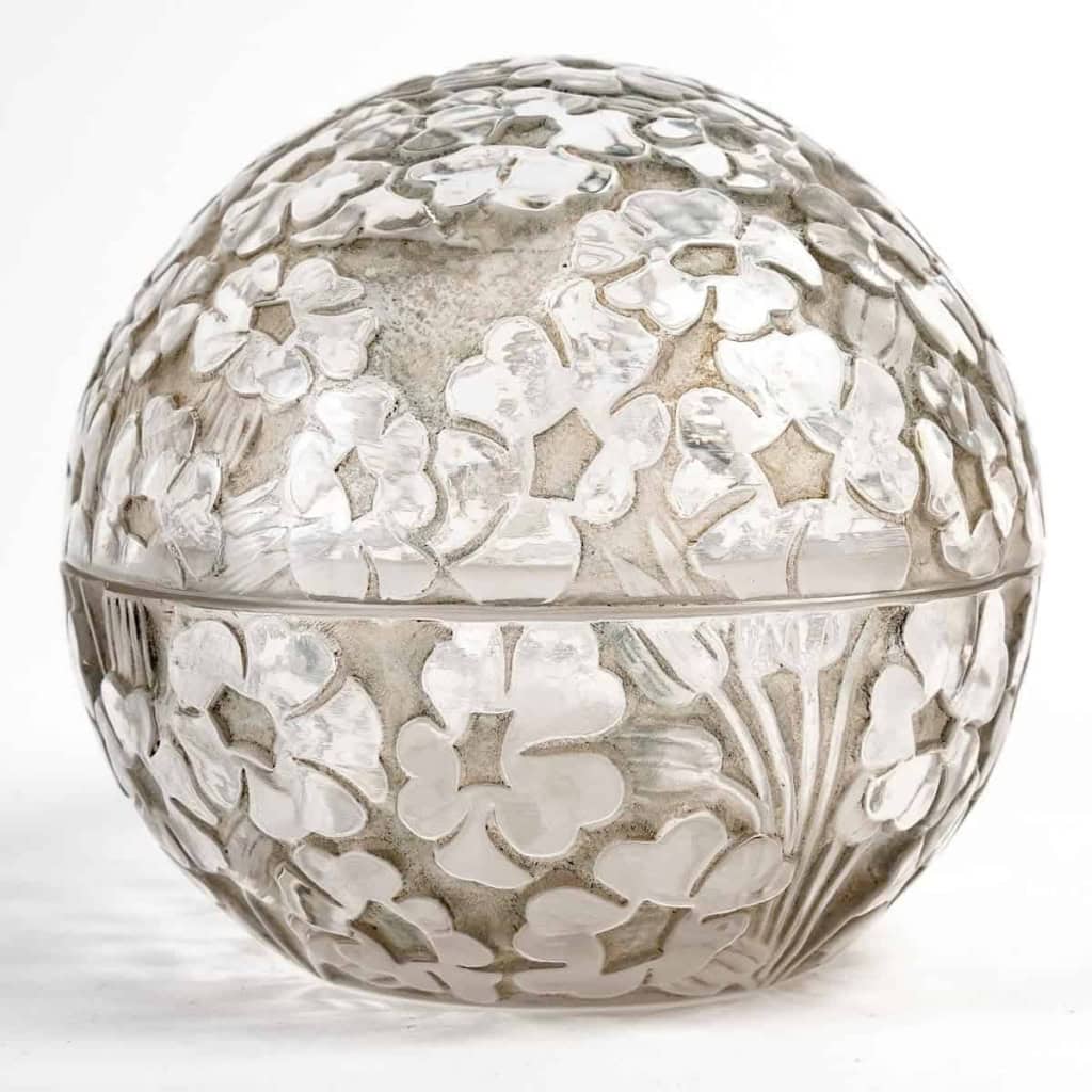 Boîte « Pervenches » Verre Blanc Patiné Gris de René LALIQUE | Biron Boîte "Pervenches" Verre Blanc Patiné Gris de René LALIQUE