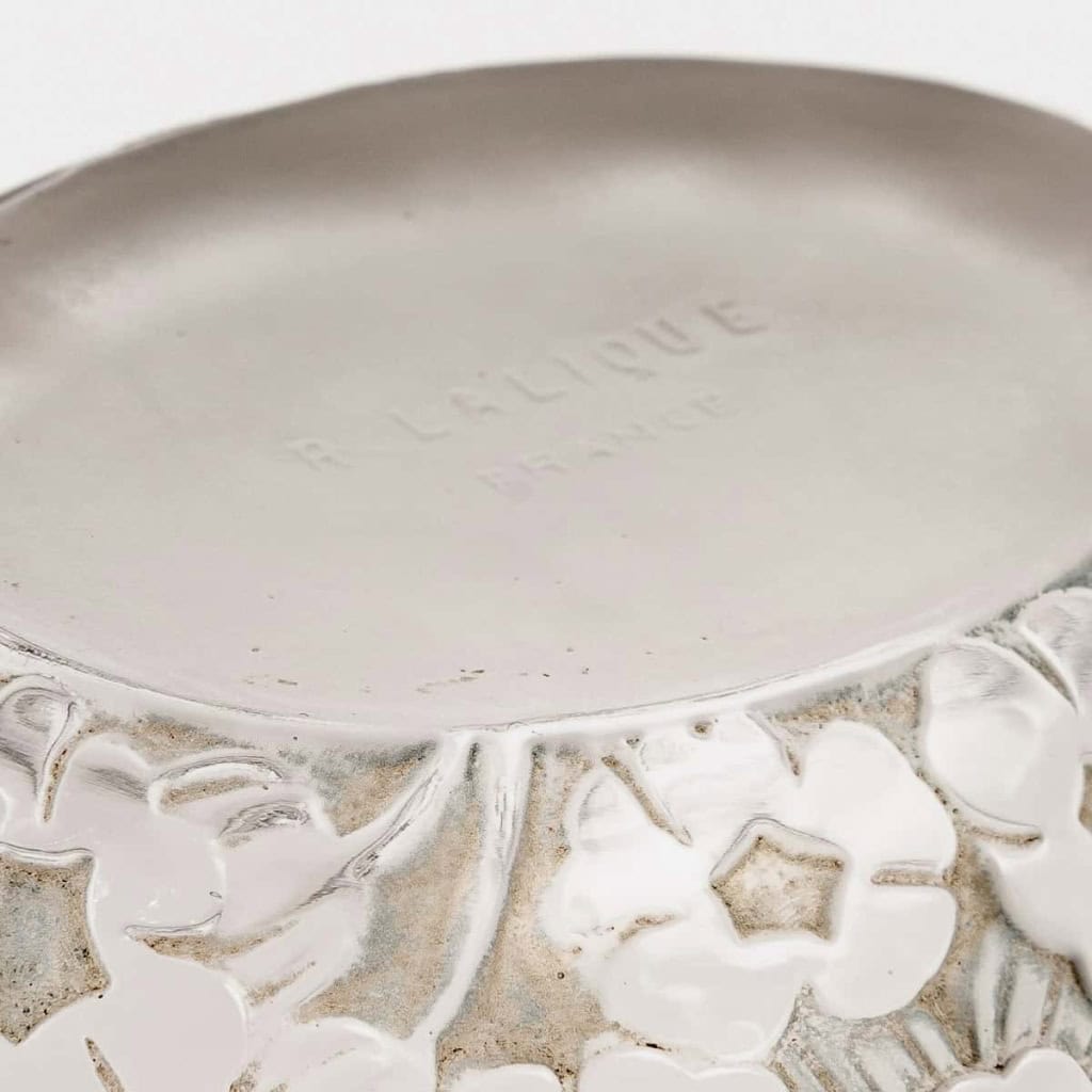 Boîte « Pervenches » Verre Blanc Patiné Gris de René LALIQUE | Biron Boîte "Pervenches" Verre Blanc Patiné Gris de René LALIQUE