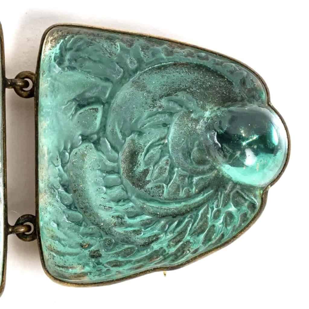 Broche « Biches » Verre Blanc sur Clinquant Vert de René LALIQUE | Biron Broche "Biches" Verre Blanc sur Clinquant Vert de René LALIQUE