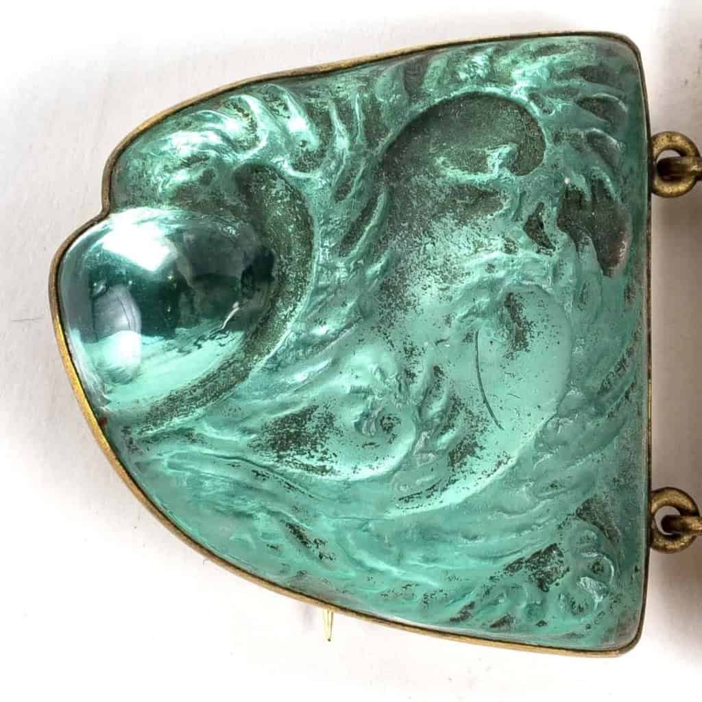 Broche « Biches » Verre Blanc sur Clinquant Vert de René LALIQUE | Biron Broche "Biches" Verre Blanc sur Clinquant Vert de René LALIQUE