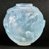 Vase « Formose » verre opalescent double couche patiné bleu de René LALIQUE | Biron Vase « Formose » verre opalescent double couche patiné bleu de René LALIQUE