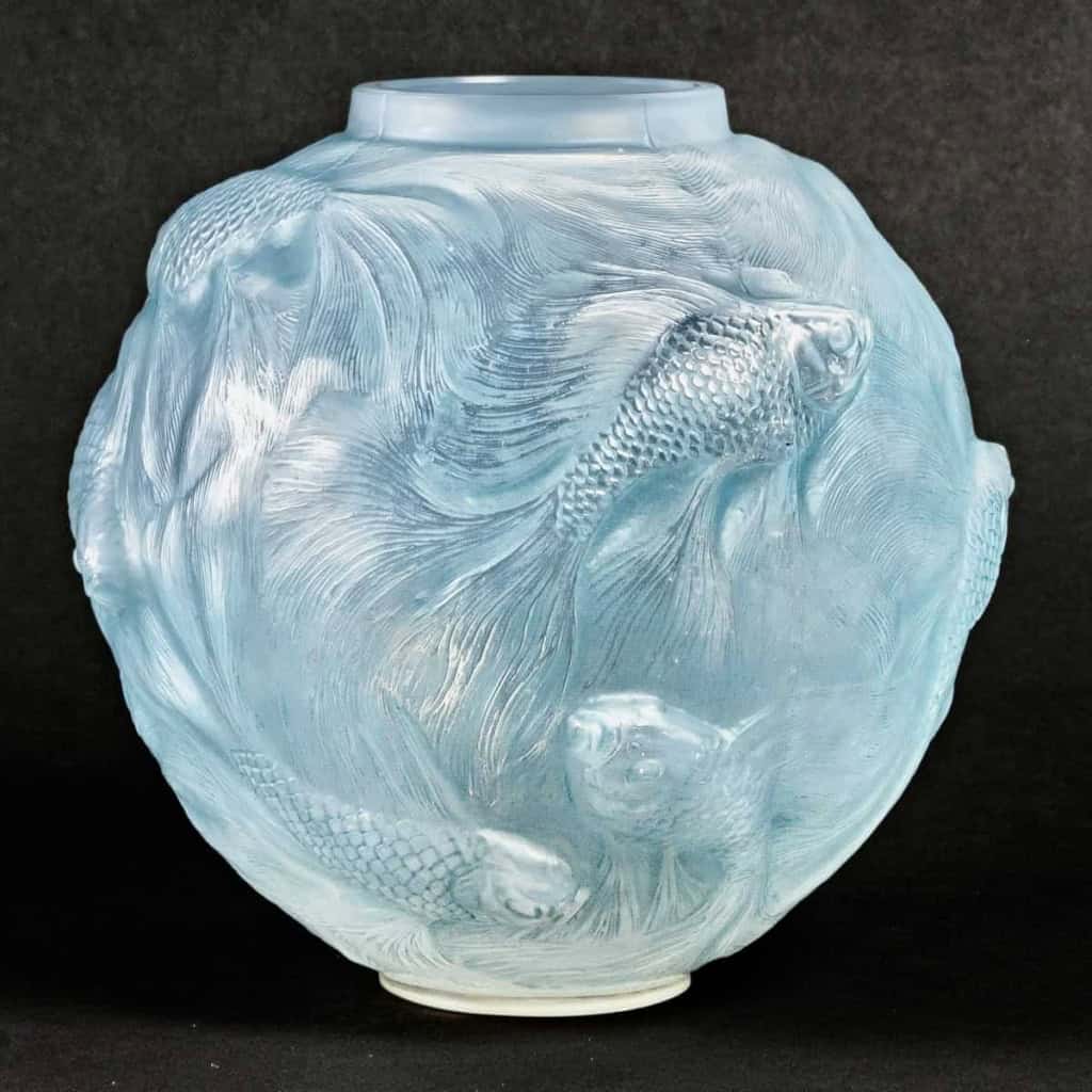 Vase « Formose » verre opalescent double couche patiné bleu de René LALIQUE | Biron Vase « Formose » verre opalescent double couche patiné bleu de René LALIQUE