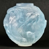 Vase « Formose » verre opalescent double couche patiné bleu de René LALIQUE | Biron Vase « Formose » verre opalescent double couche patiné bleu de René LALIQUE