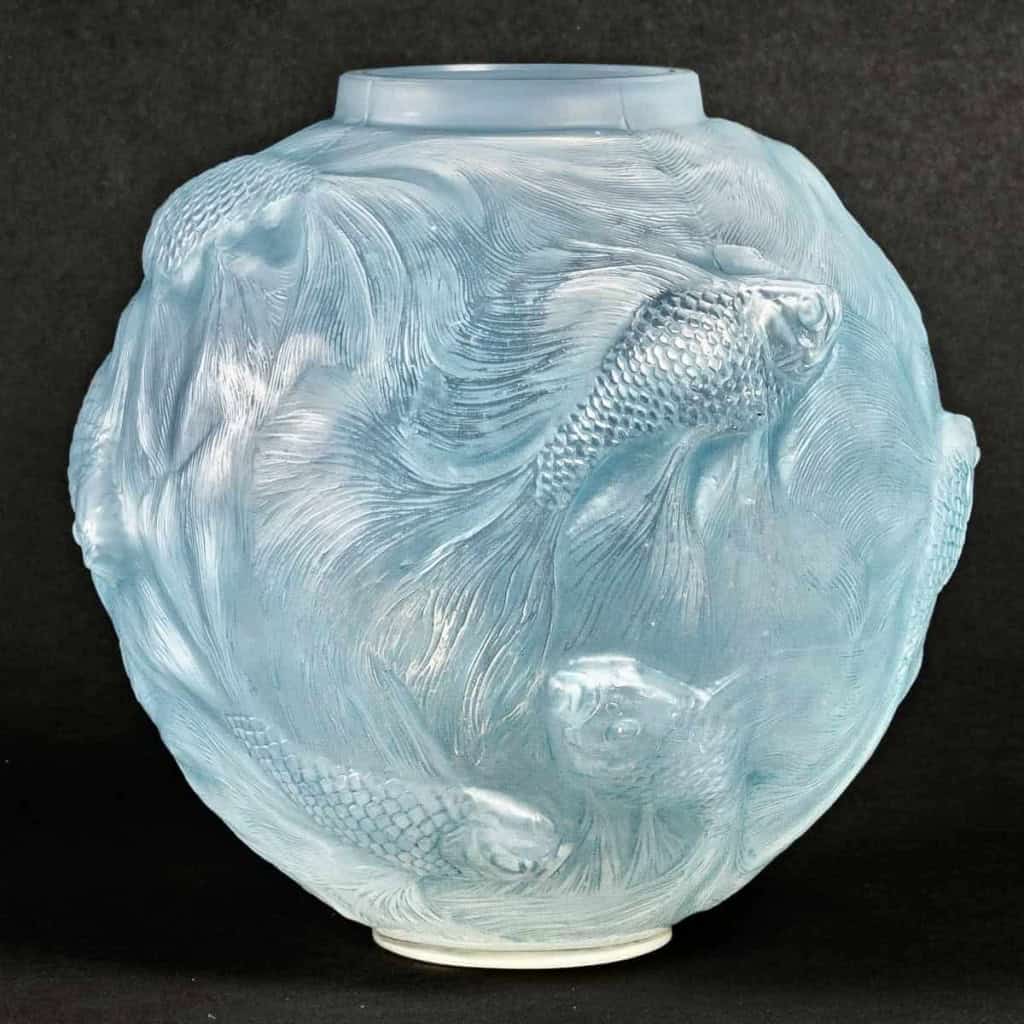 Vase « Formose » verre opalescent double couche patiné bleu de René LALIQUE | Biron Vase « Formose » verre opalescent double couche patiné bleu de René LALIQUE