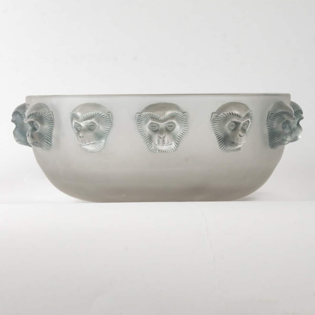 Coupe Plat « Madagascar » verre blanc patiné bleu de René LALIQUE | Biron Coupe Plat "Madagascar" verre blanc patiné bleu de René LALIQUE