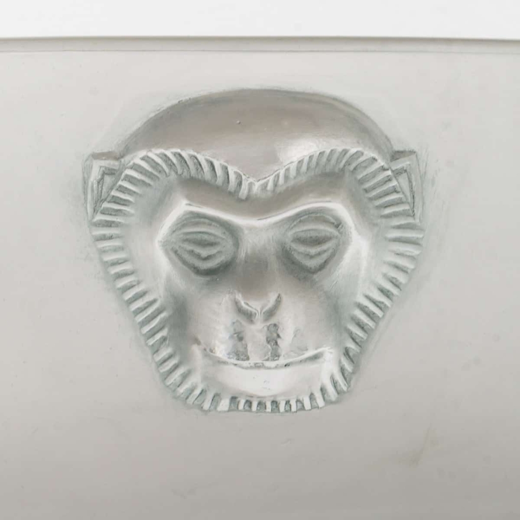 Coupe Plat « Madagascar » verre blanc patiné bleu de René LALIQUE | Biron Coupe Plat "Madagascar" verre blanc patiné bleu de René LALIQUE