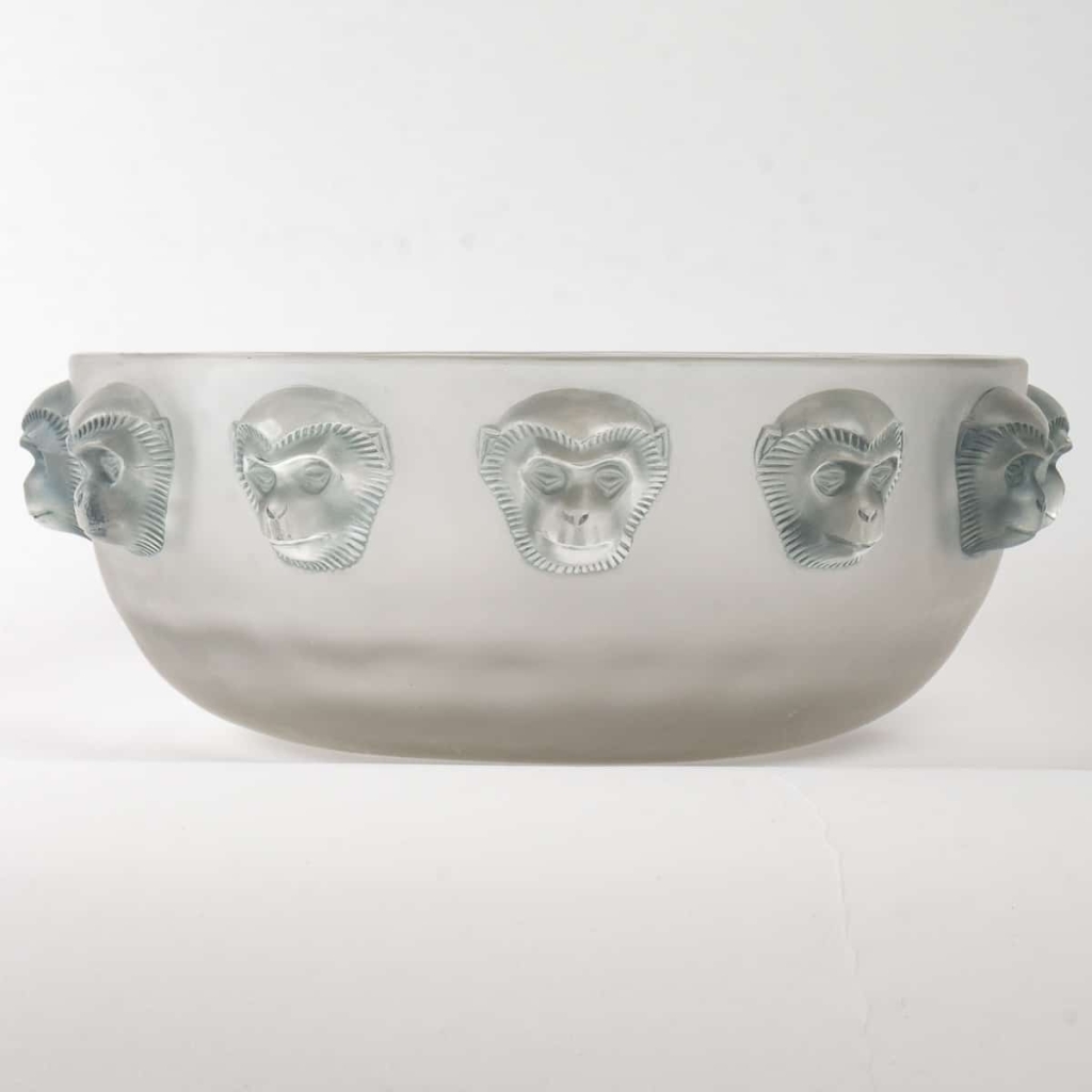 Coupe Plat « Madagascar » verre blanc patiné bleu de René LALIQUE | Biron Coupe Plat "Madagascar" verre blanc patiné bleu de René LALIQUE