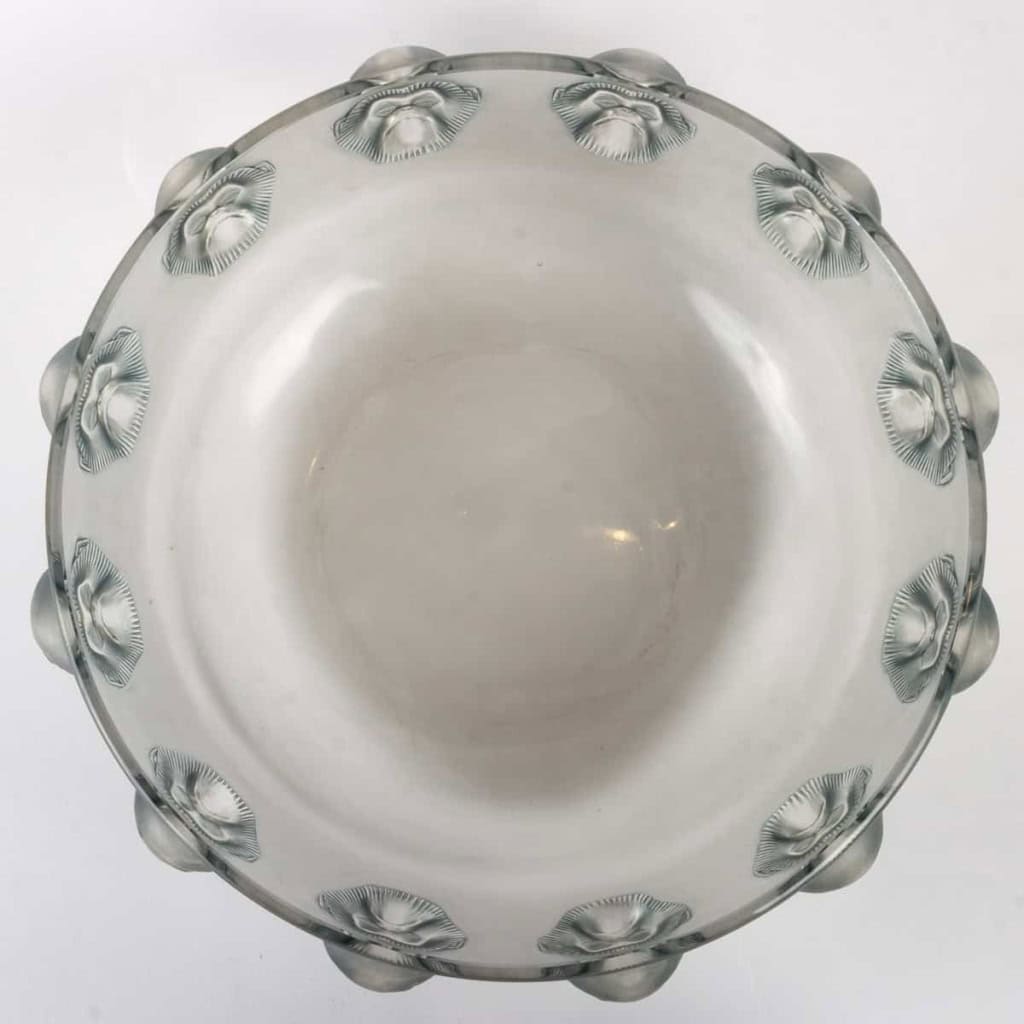 Coupe Plat « Madagascar » verre blanc patiné bleu de René LALIQUE | Biron Coupe Plat "Madagascar" verre blanc patiné bleu de René LALIQUE
