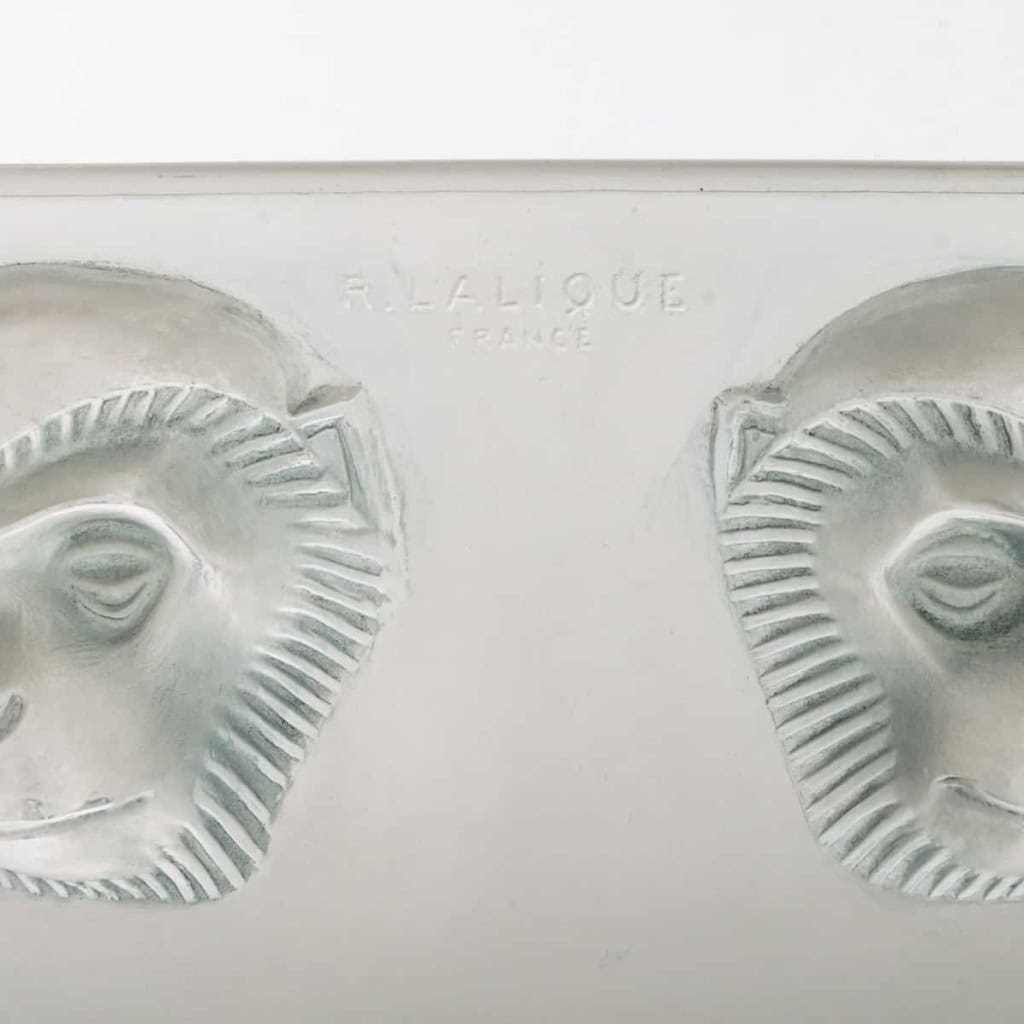 Coupe Plat « Madagascar » verre blanc patiné bleu de René LALIQUE | Biron Coupe Plat "Madagascar" verre blanc patiné bleu de René LALIQUE