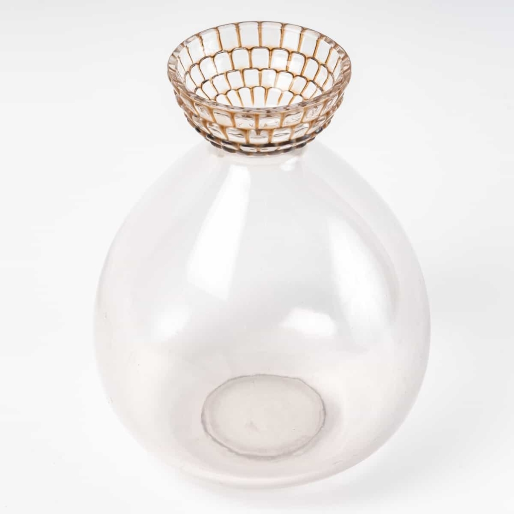 Vase « Delft » verre blanc patiné sépia de René LALIQUE | Biron Vase "Delft" verre blanc patiné sépia de René LALIQUE