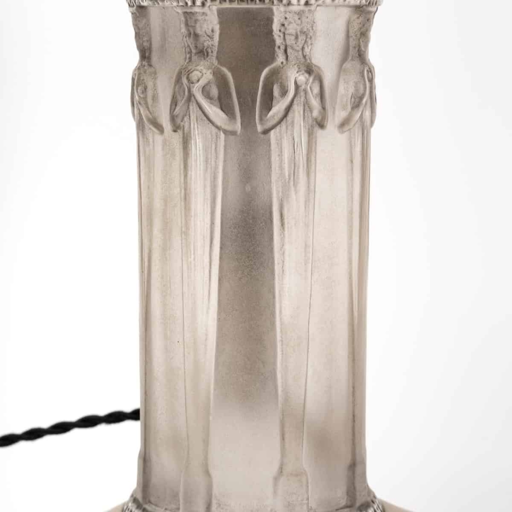 Paire de Lampes « Cariatides » verre blanc patiné gris de René LALIQUE | Biron Paire de Lampes "Cariatides" verre blanc patiné gris de René LALIQUE