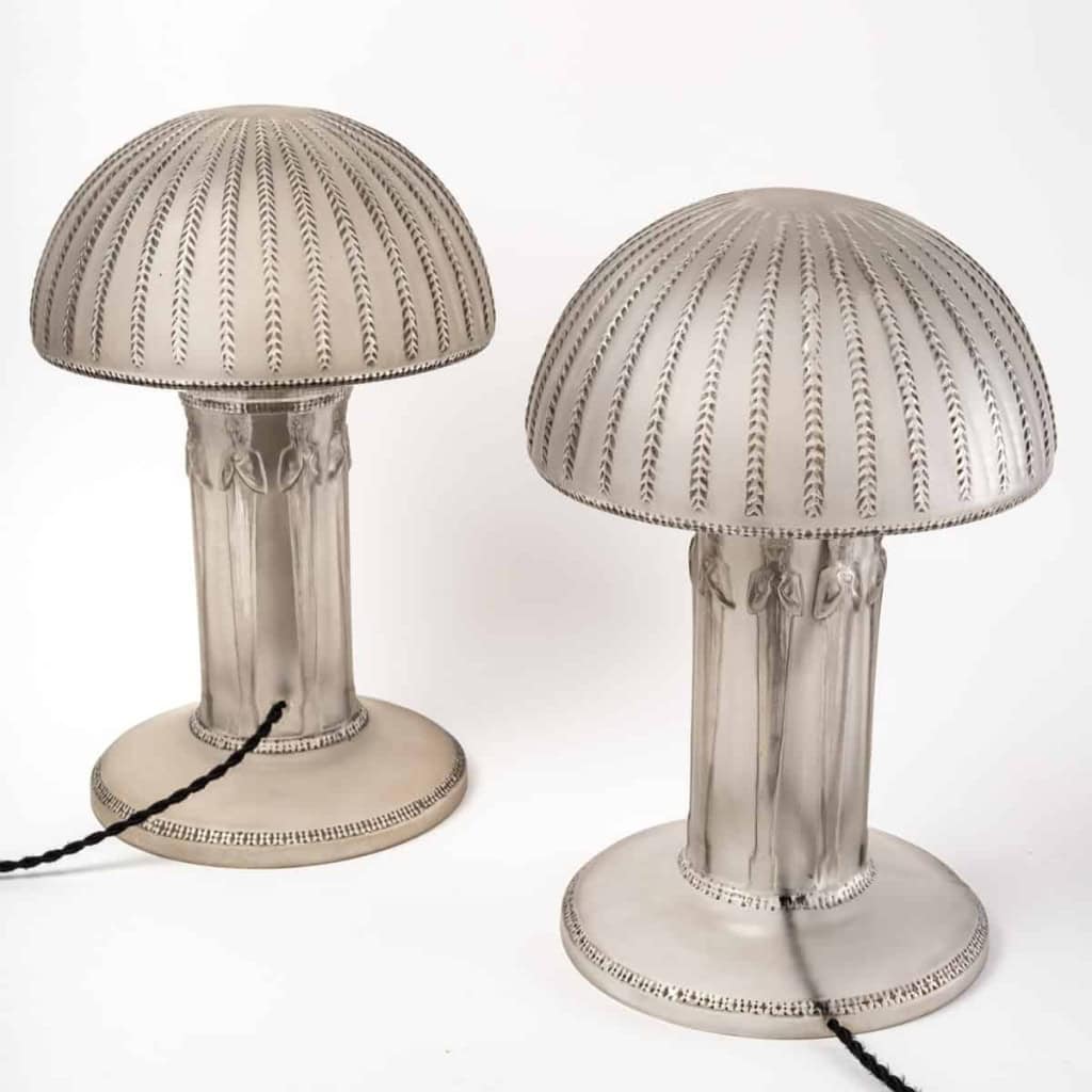 Paire de Lampes « Cariatides » verre blanc patiné gris de René LALIQUE | Biron Paire de Lampes "Cariatides" verre blanc patiné gris de René LALIQUE