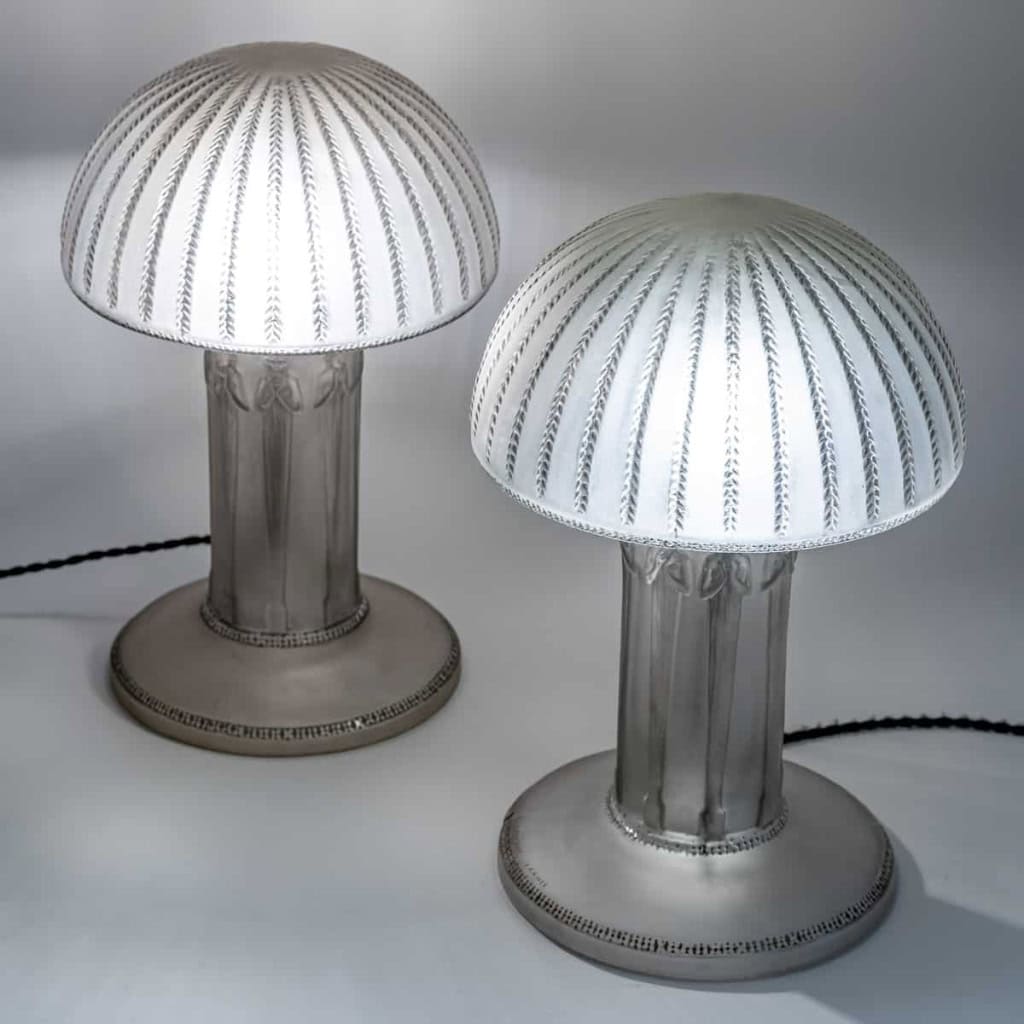Paire de Lampes « Cariatides » verre blanc patiné gris de René LALIQUE | Biron Paire de Lampes "Cariatides" verre blanc patiné gris de René LALIQUE