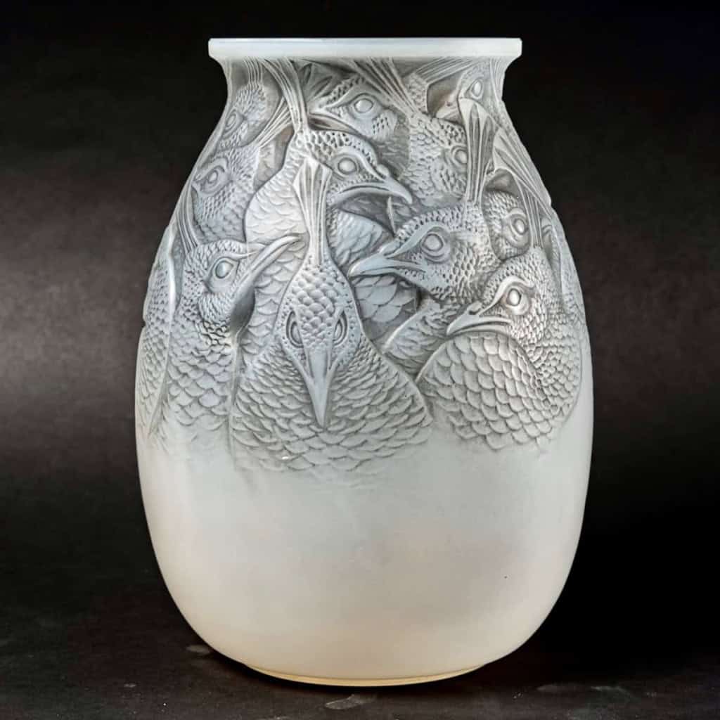 Vase « Borromée » verre opalescent patiné gris de René LALIQUE | Biron Vase "Borromée" verre opalescent patiné gris de René LALIQUE