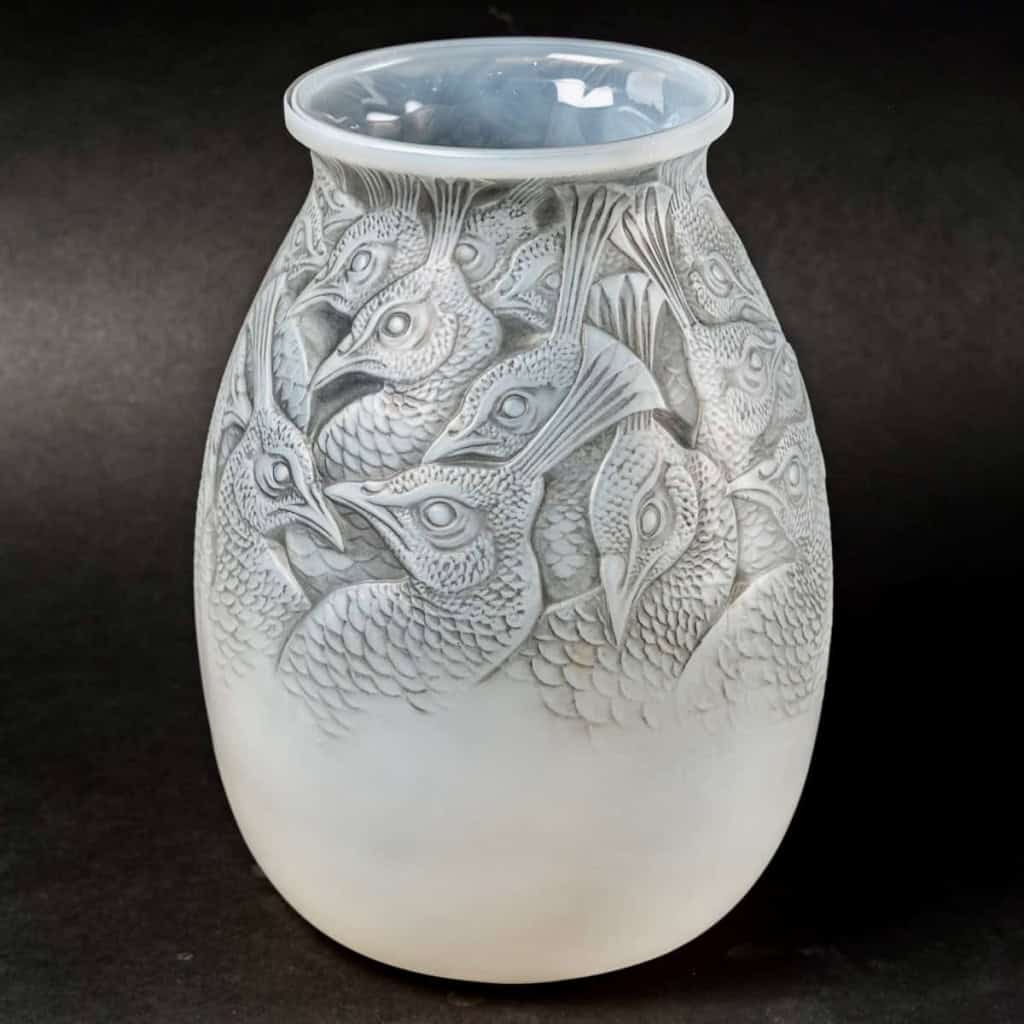 Vase « Borromée » verre opalescent patiné gris de René LALIQUE | Biron Vase "Borromée" verre opalescent patiné gris de René LALIQUE