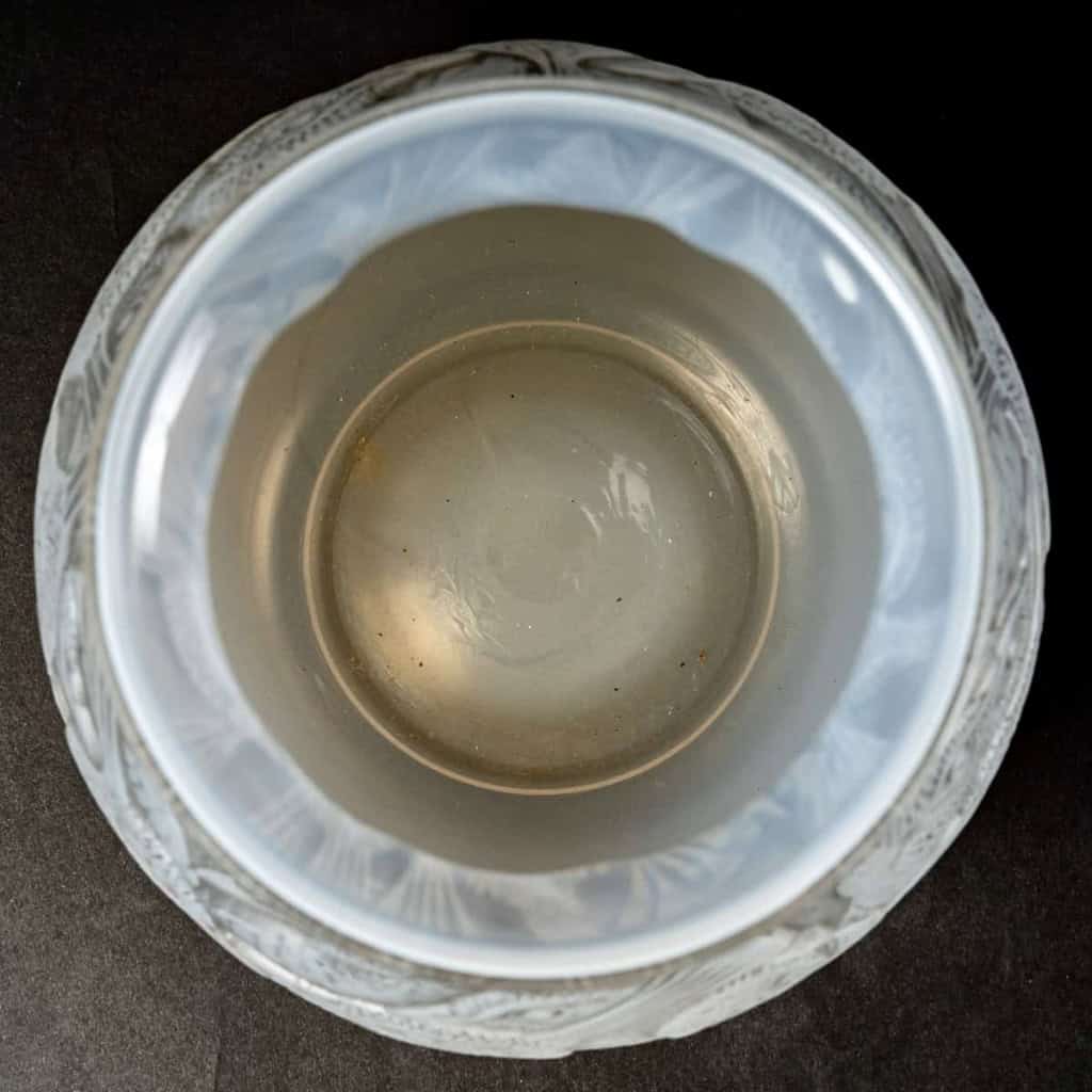 Vase « Borromée » verre opalescent patiné gris de René LALIQUE | Biron Vase "Borromée" verre opalescent patiné gris de René LALIQUE