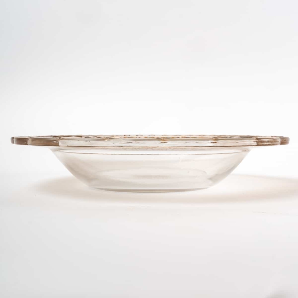 Coupe Plat « Chevreuse » verre blanc patiné sépia de René Lalique | Biron Coupe Plat "Chevreuse" verre blanc patiné sépia de René Lalique