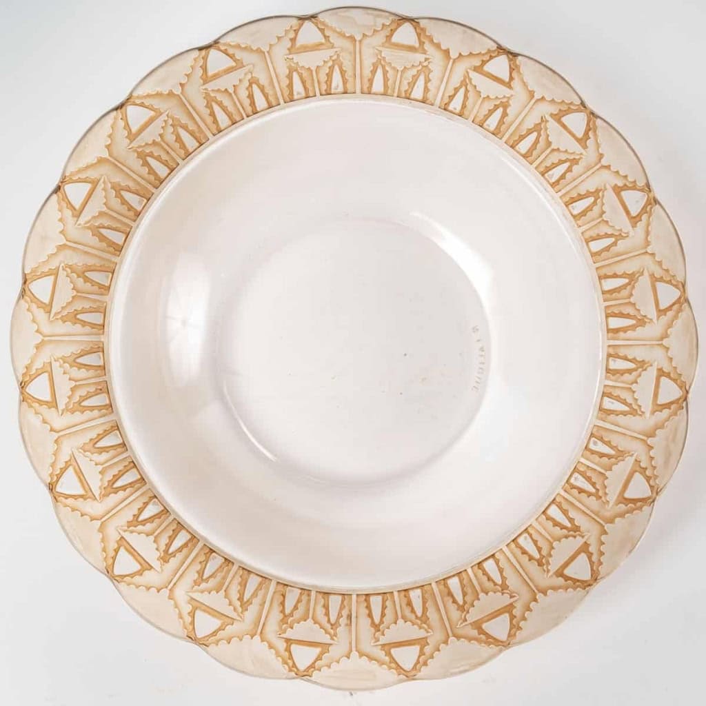 Coupe Plat « Chevreuse » verre blanc patiné sépia de René Lalique | Biron Coupe Plat "Chevreuse" verre blanc patiné sépia de René Lalique