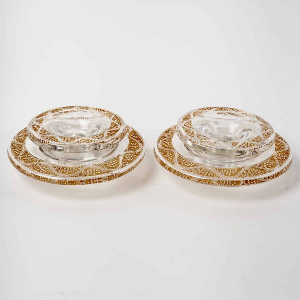 Paire de Bougeoirs « Ricquewihr » verre blanc patiné sépia de René LALIQUE | Biron ||||||||