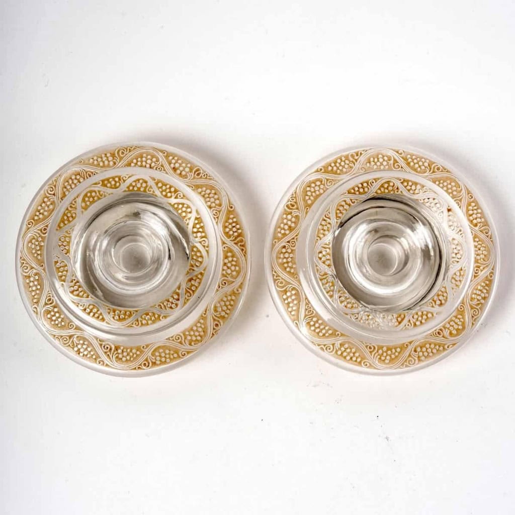 Paire de Bougeoirs « Ricquewihr » verre blanc patiné sépia de René LALIQUE | Biron Paire de Bougeoirs "Ricquewihr" verre blanc patiné sépia de René LALIQUE