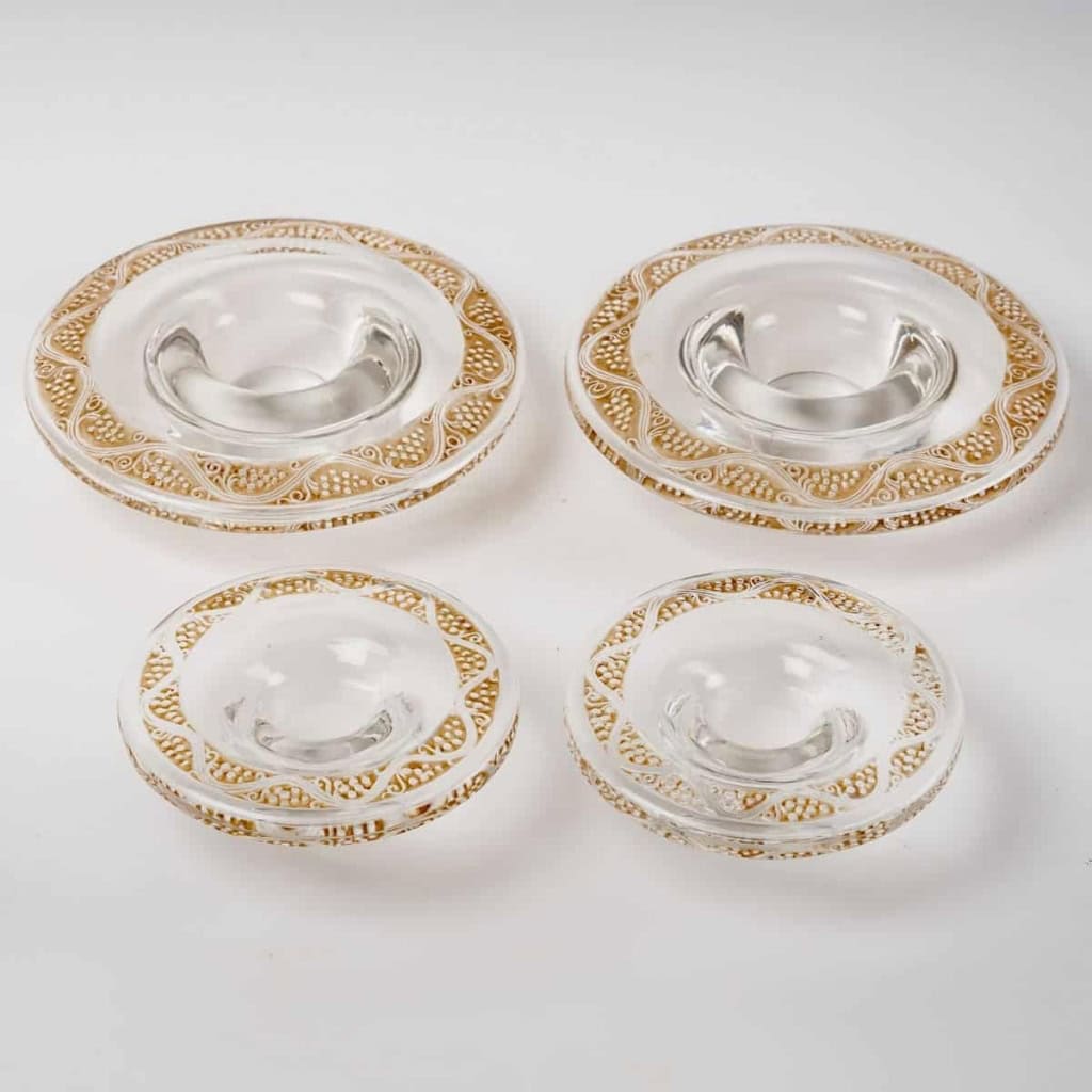 Paire de Bougeoirs « Ricquewihr » verre blanc patiné sépia de René LALIQUE | Biron Paire de Bougeoirs "Ricquewihr" verre blanc patiné sépia de René LALIQUE
