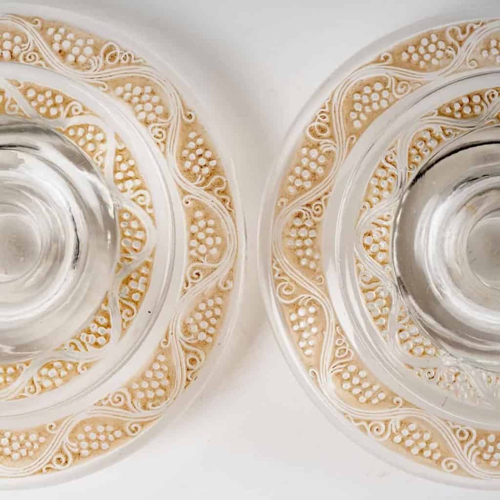 Paire de Bougeoirs « Ricquewihr » verre blanc patiné sépia de René LALIQUE | Biron Paire de Bougeoirs "Ricquewihr" verre blanc patiné sépia de René LALIQUE