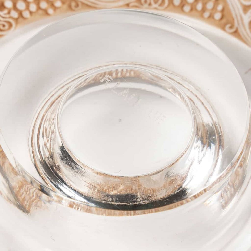 Paire de Bougeoirs « Ricquewihr » verre blanc patiné sépia de René LALIQUE | Biron Paire de Bougeoirs "Ricquewihr" verre blanc patiné sépia de René LALIQUE