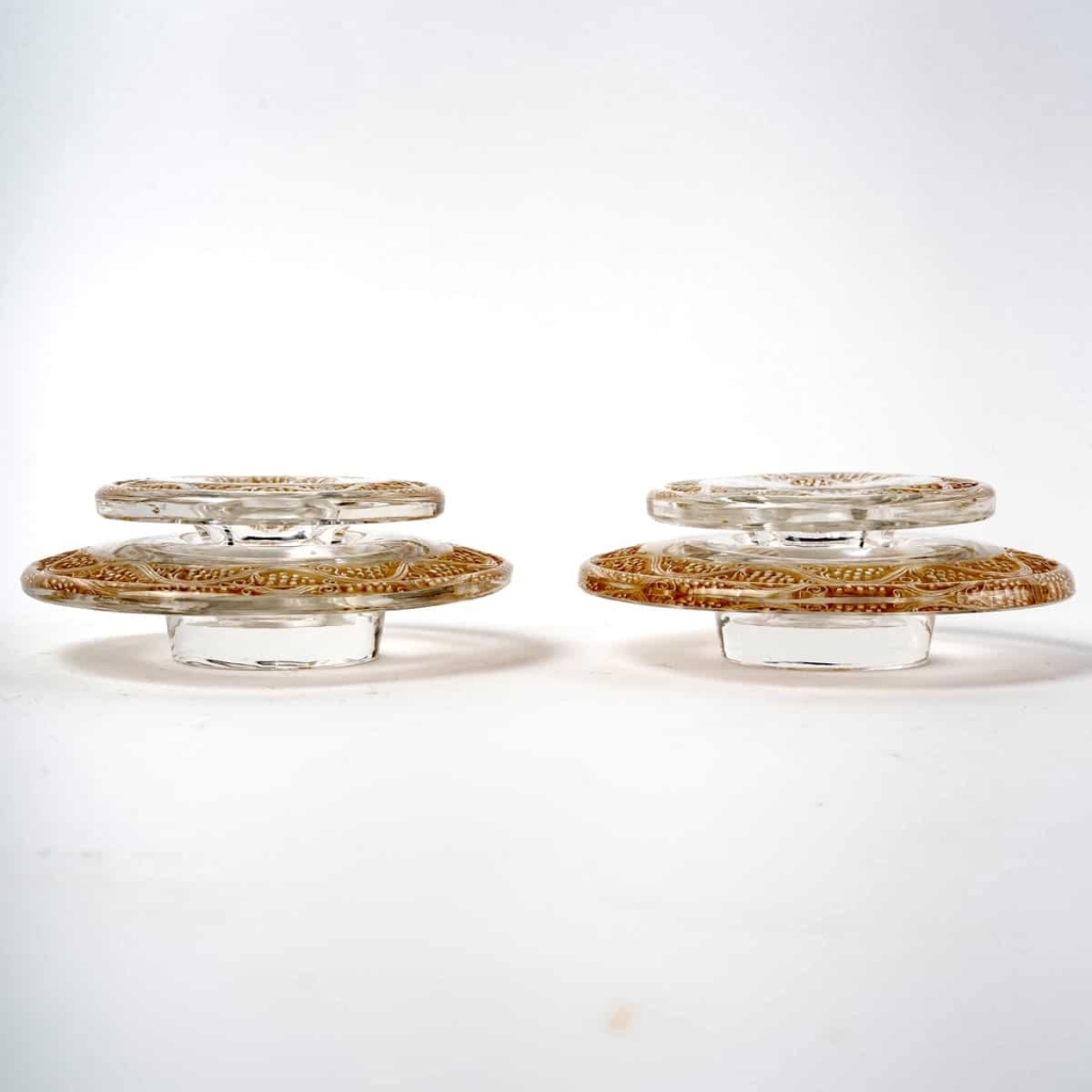 Paire de Bougeoirs « Ricquewihr » verre blanc patiné sépia de René LALIQUE | Biron Paire de Bougeoirs "Ricquewihr" verre blanc patiné sépia de René LALIQUE