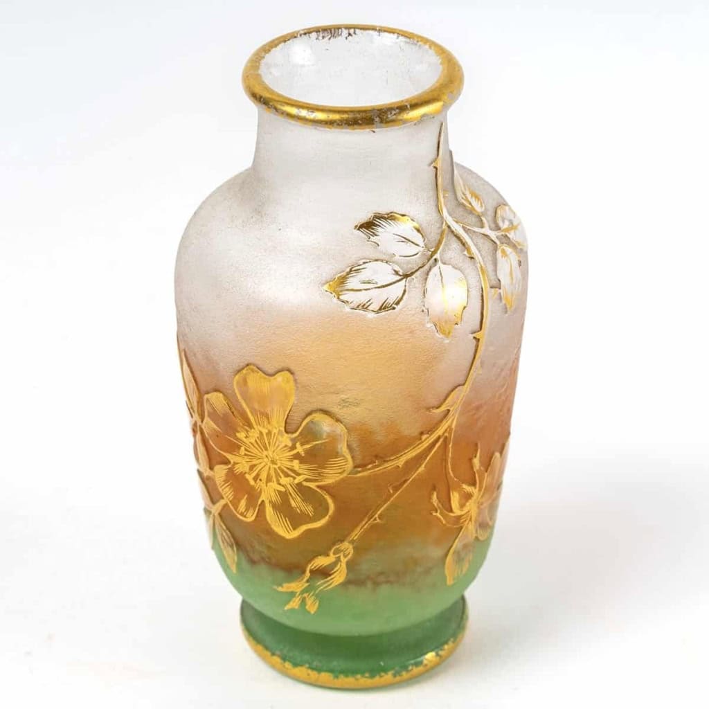 Vase en verre dégradé blanc, orange et vert dégagés à l’acide et doré de DAUM NANCY | Biron Vase en verre dégradé blanc, orange et vert dégagés à l’acide et doré de DAUM NANCY