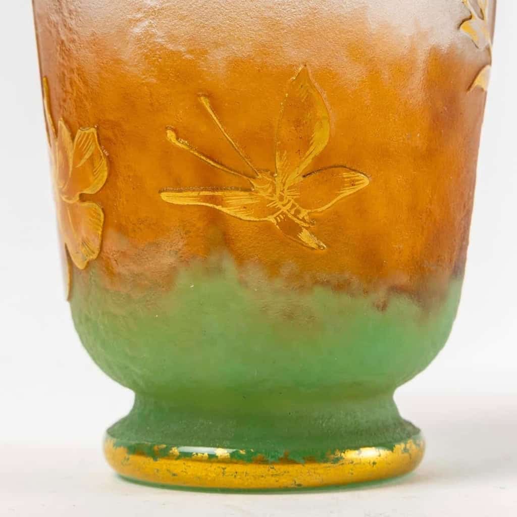 Vase en verre dégradé blanc, orange et vert dégagés à l’acide et doré de DAUM NANCY | Biron Vase en verre dégradé blanc, orange et vert dégagés à l’acide et doré de DAUM NANCY