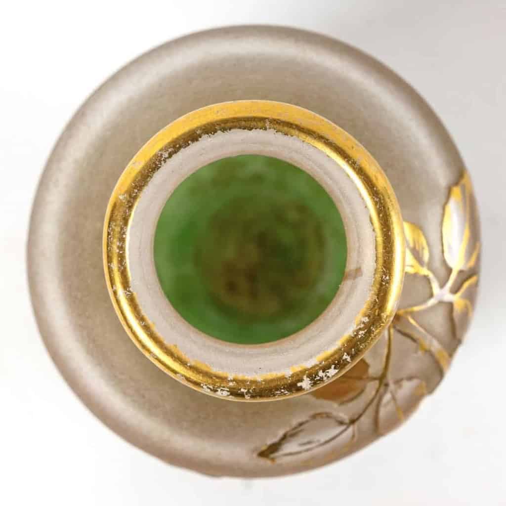 Vase en verre dégradé blanc, orange et vert dégagés à l’acide et doré de DAUM NANCY | Biron Vase en verre dégradé blanc, orange et vert dégagés à l’acide et doré de DAUM NANCY