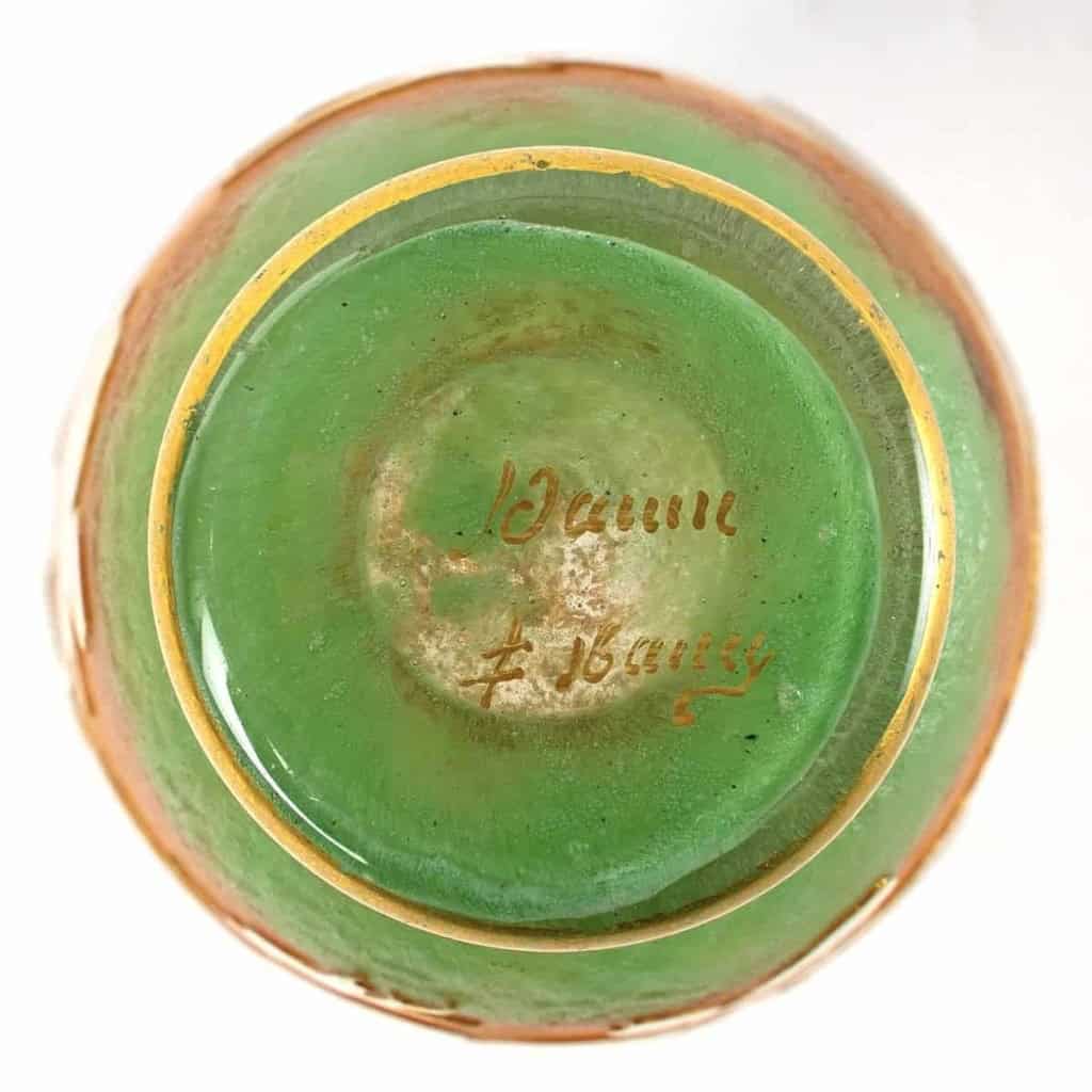 Vase en verre dégradé blanc, orange et vert dégagés à l’acide et doré de DAUM NANCY | Biron Vase en verre dégradé blanc, orange et vert dégagés à l’acide et doré de DAUM NANCY