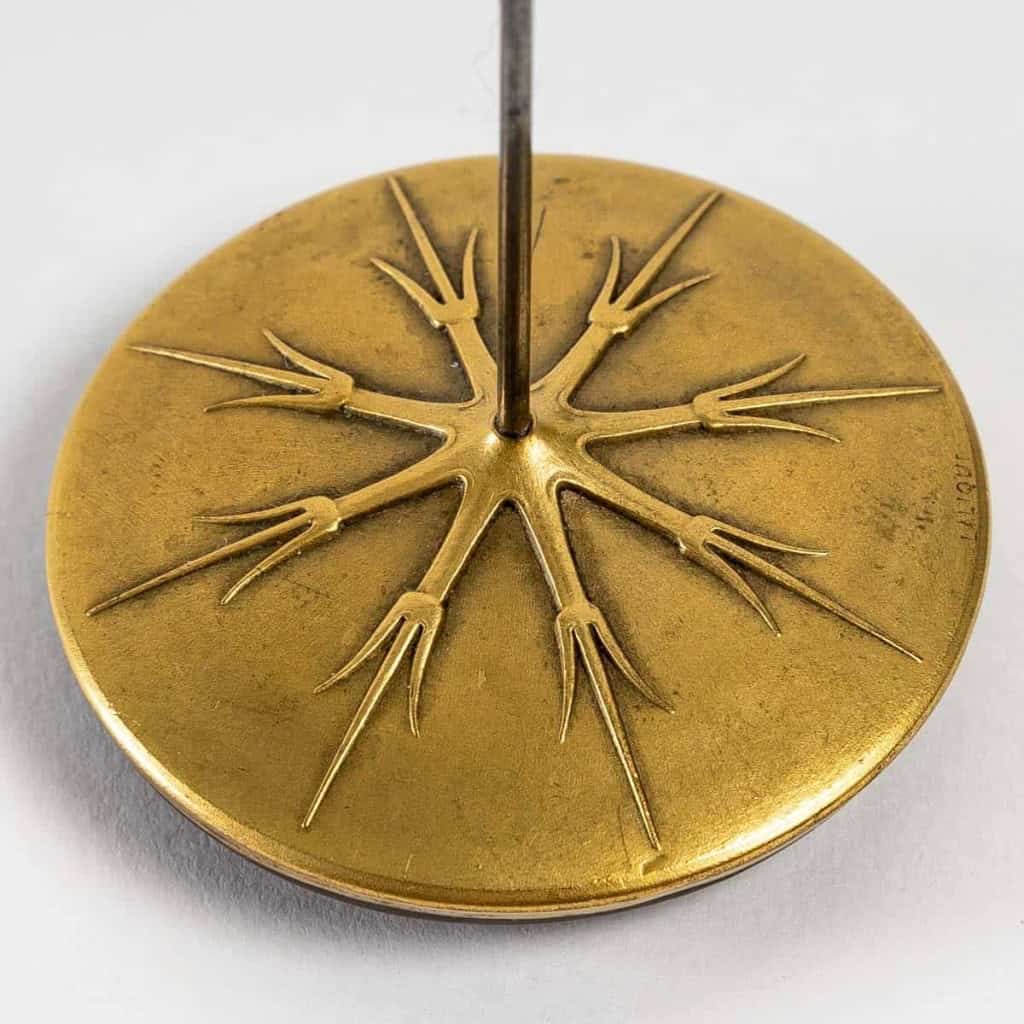 Epingle à Chapeau « Lézards » verre blanc sur clinquant bordeaux de René LALIQUE | Biron Epingle à Chapeau "Lézards" verre blanc sur clinquant bordeaux de René LALIQUE