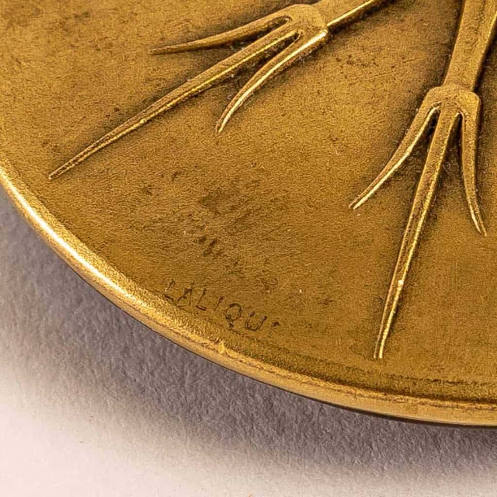 Epingle à Chapeau « Lézards » verre blanc sur clinquant bordeaux de René LALIQUE | Biron Epingle à Chapeau "Lézards" verre blanc sur clinquant bordeaux de René LALIQUE