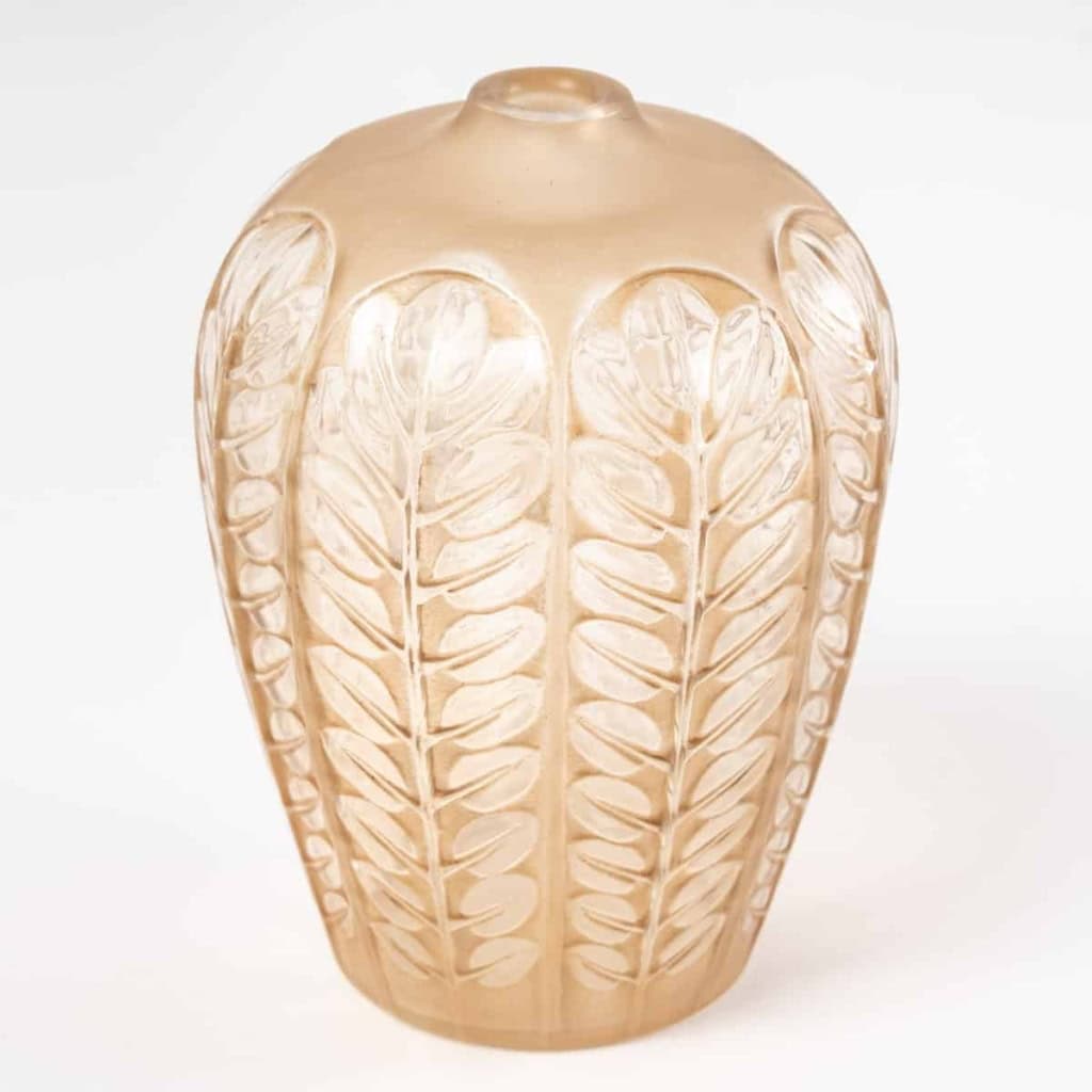Vase « Tournai » en verre blanc patiné sépia de René LALIQUE | Biron Vase « Tournai » en verre blanc patiné sépia de René LALIQUE