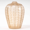 Vase « Tournai » en verre blanc patiné sépia de René LALIQUE | Biron Vase « Tournai » en verre blanc patiné sépia de René LALIQUE