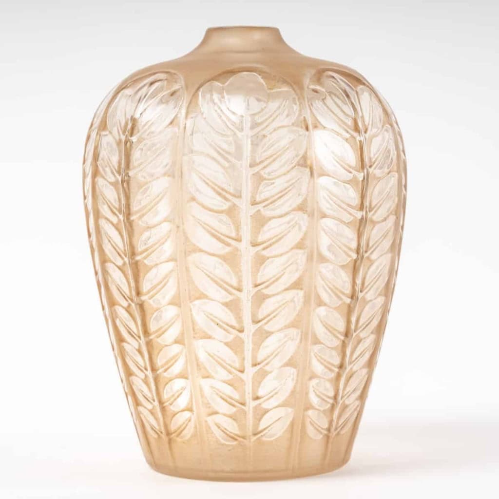 Vase « Tournai » en verre blanc patiné sépia de René LALIQUE | Biron Vase « Tournai » en verre blanc patiné sépia de René LALIQUE
