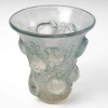 Vase « Saint-François » verre blanc patiné bleu de René LALIQUE | Biron Vase "Saint-François" verre blanc patiné bleu de René LALIQUE