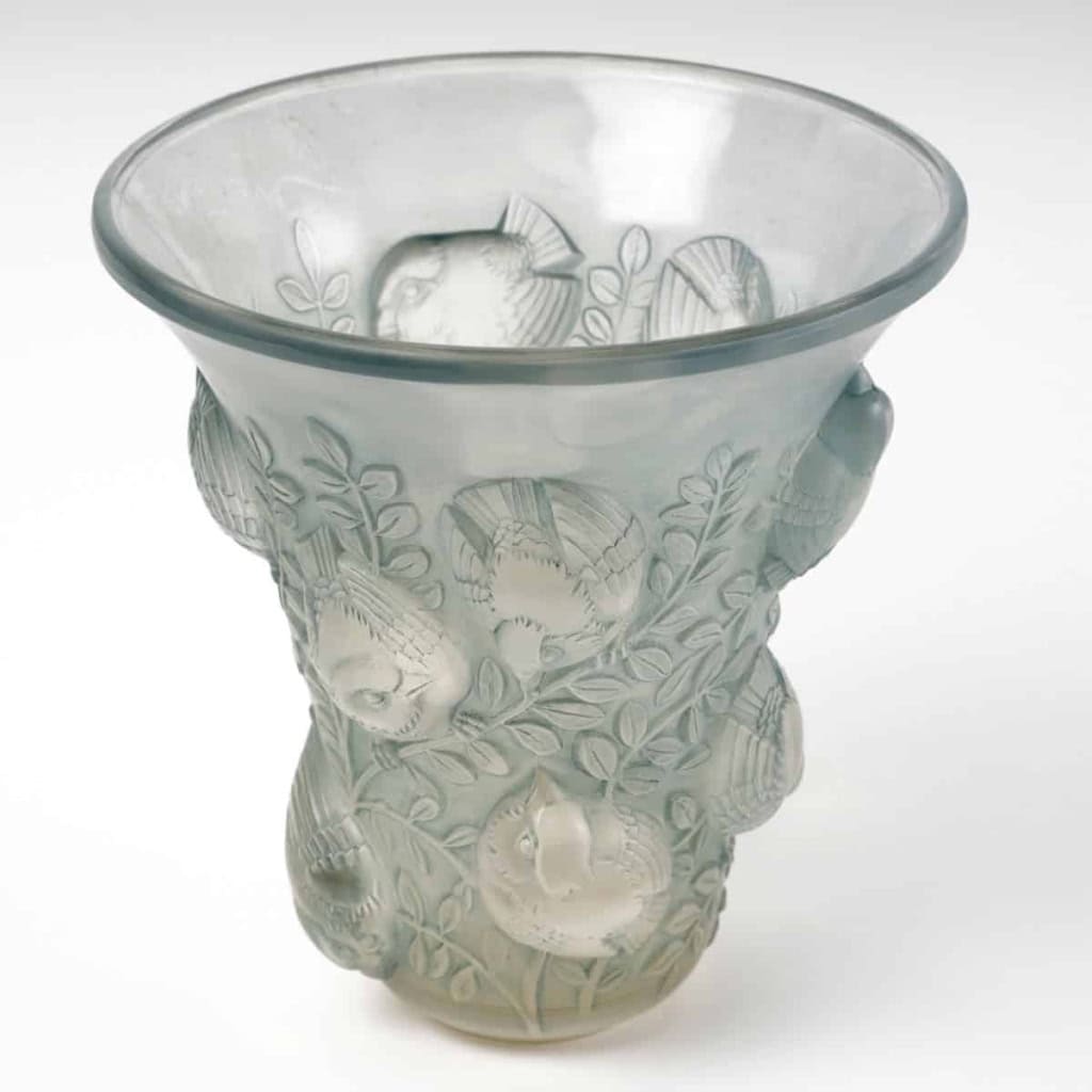 Vase « Saint-François » verre blanc patiné bleu de René LALIQUE | Biron Vase "Saint-François" verre blanc patiné bleu de René LALIQUE