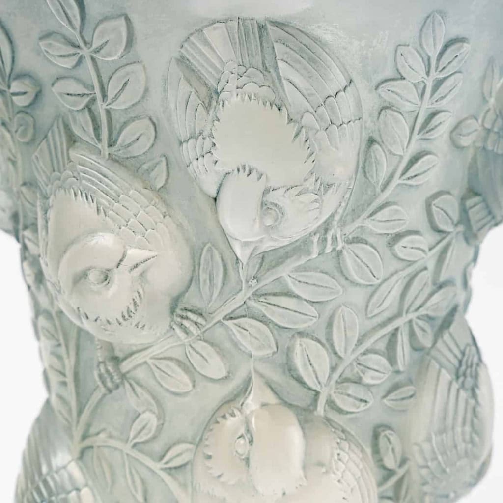 Vase « Saint-François » verre blanc patiné bleu de René LALIQUE | Biron Vase "Saint-François" verre blanc patiné bleu de René LALIQUE