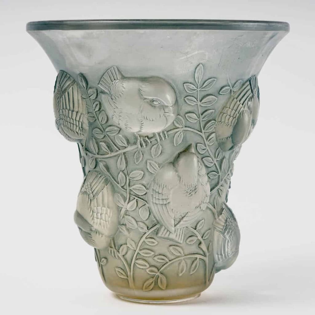 Vase « Saint-François » verre blanc patiné bleu de René LALIQUE | Biron Vase "Saint-François" verre blanc patiné bleu de René LALIQUE