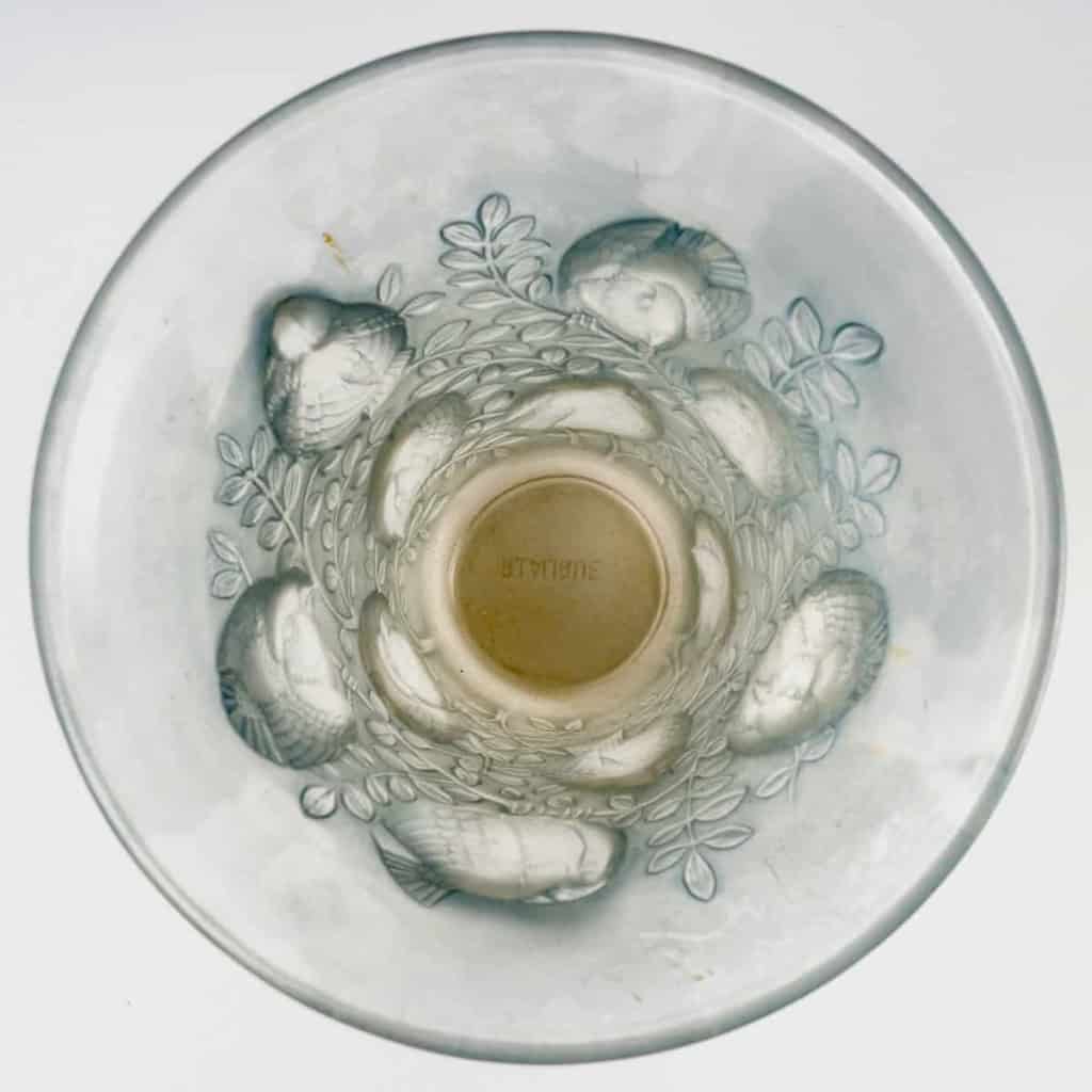Vase « Saint-François » verre blanc patiné bleu de René LALIQUE | Biron Vase "Saint-François" verre blanc patiné bleu de René LALIQUE