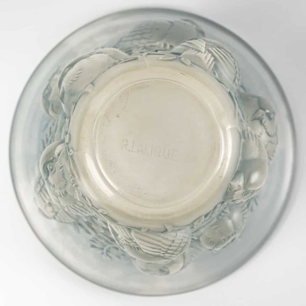 Vase « Saint-François » verre blanc patiné bleu de René LALIQUE | Biron Vase "Saint-François" verre blanc patiné bleu de René LALIQUE