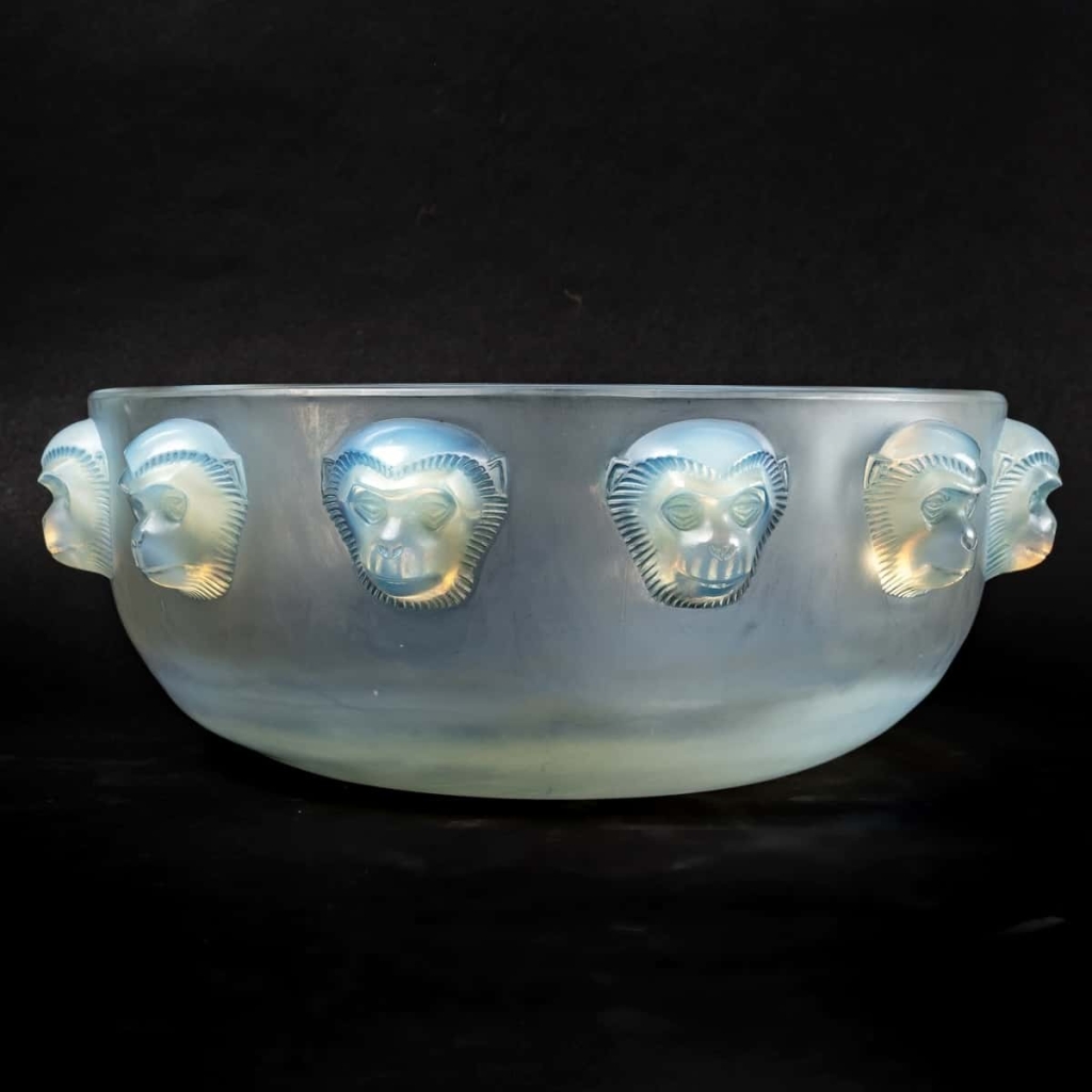 Coupe Plat « Madagascar » verre opalescent patiné bleu de René LALIQUE | Biron Coupe Plat "Madagascar" verre opalescent patiné bleu de René LALIQUE