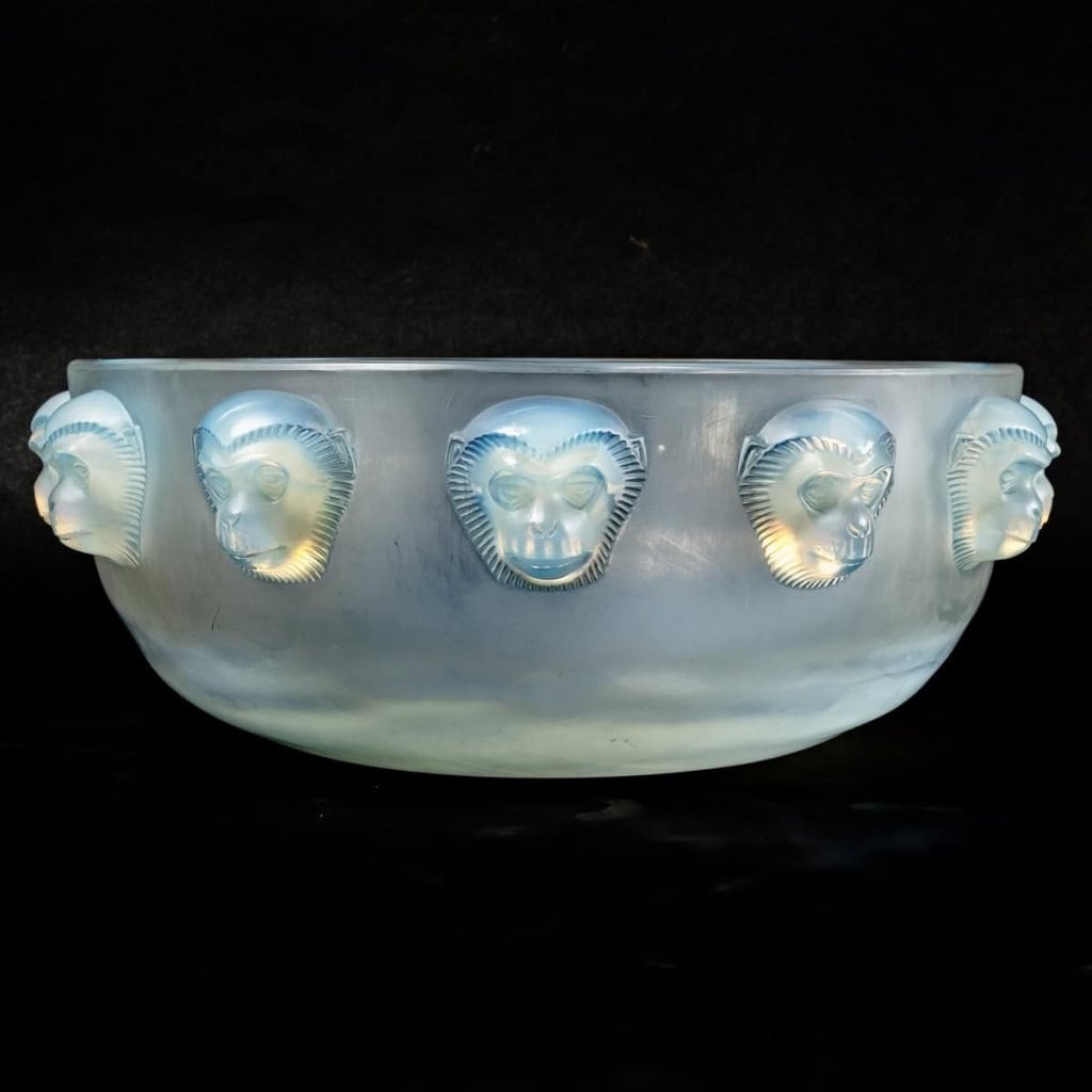Coupe Plat « Madagascar » verre opalescent patiné bleu de René LALIQUE | Biron Coupe Plat "Madagascar" verre opalescent patiné bleu de René LALIQUE