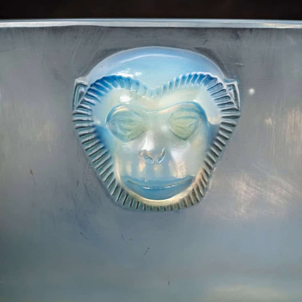 Coupe Plat « Madagascar » verre opalescent patiné bleu de René LALIQUE | Biron Coupe Plat "Madagascar" verre opalescent patiné bleu de René LALIQUE