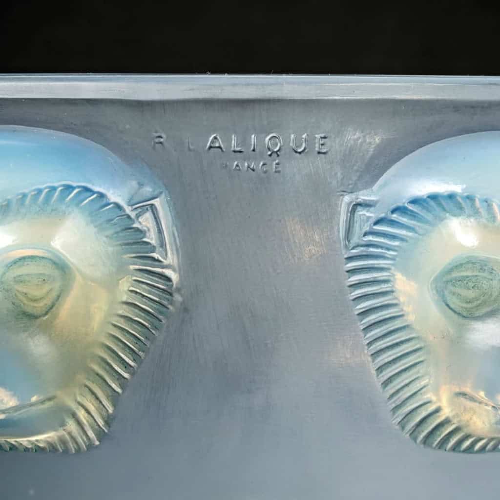 Coupe Plat « Madagascar » verre opalescent patiné bleu de René LALIQUE | Biron Coupe Plat "Madagascar" verre opalescent patiné bleu de René LALIQUE