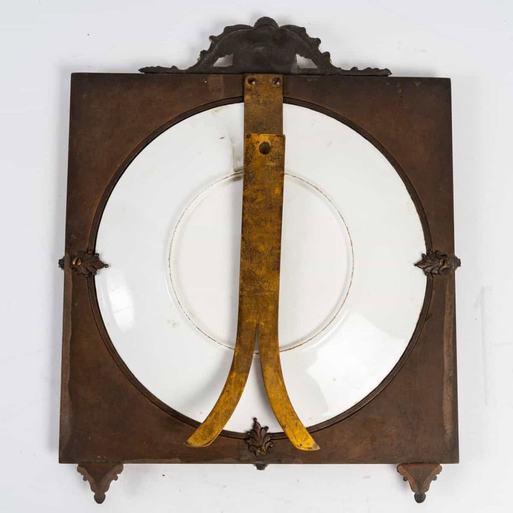 Magnifique assiette peinte sur porcelaine et encadrée, XIXe siècle. | Biron Magnifique assiette peinte sur porcelaine et encadrée, XIXe siècle.