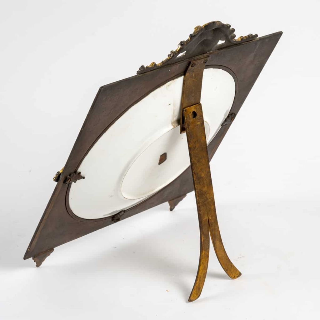 Magnifique assiette peinte sur porcelaine et encadrée, XIXe siècle. | Biron Magnifique assiette peinte sur porcelaine et encadrée, XIXe siècle.