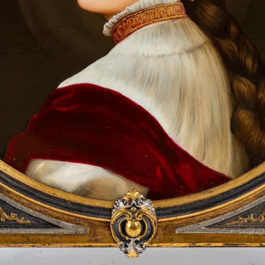 Magnifique assiette peinte sur porcelaine et encadrée, XIXe siècle. | Biron Magnifique assiette peinte sur porcelaine et encadrée, XIXe siècle.